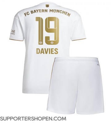 Bayern Munich Alphonso Davies #19 Bortatröja Barn 2022-23 Kortärmad (+ korta byxor)